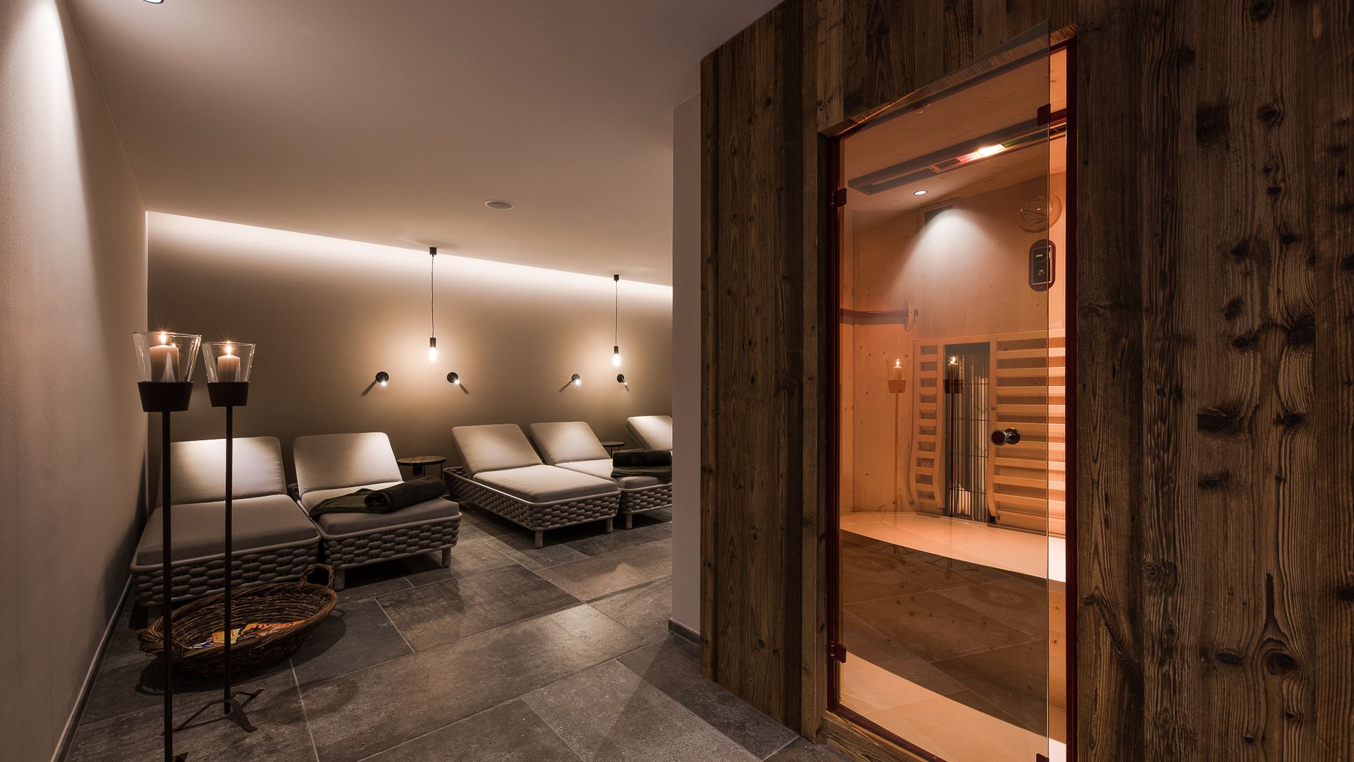 Infrarotsauna und Entspannungsbereich im Wellnesshotel Walter in Schenna