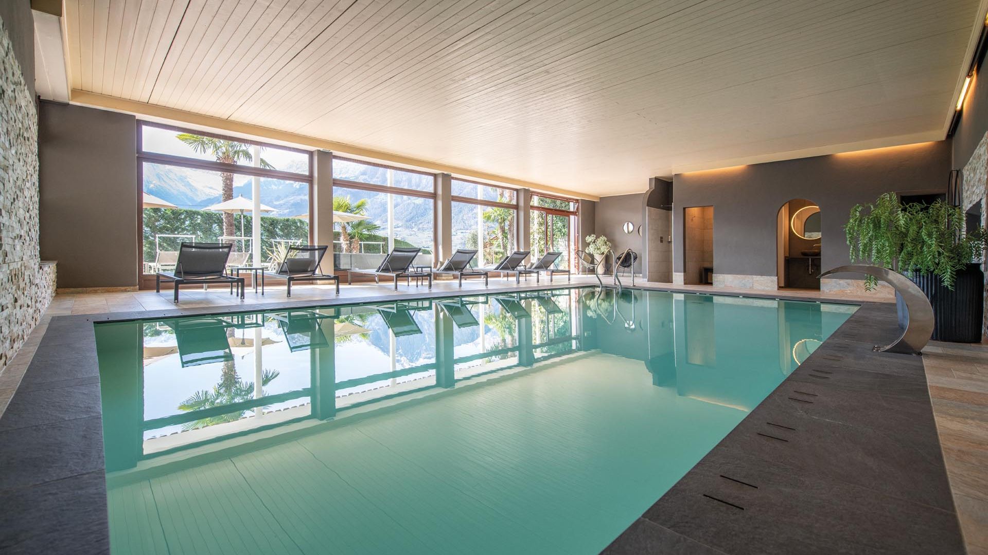 Hotel mit Hallenbad in Schenna Südtirol mit Aussicht auf die Bergwelt von Meran: Walters Garden Hotel Pool