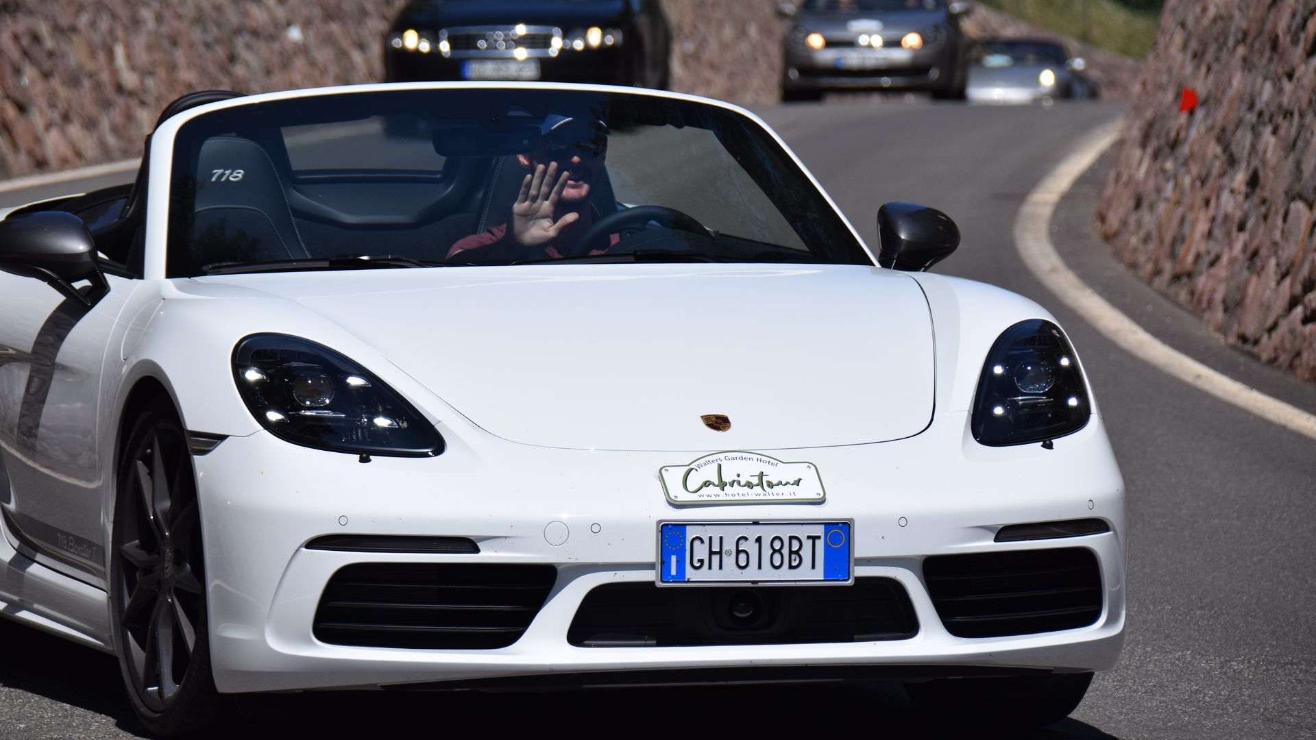 Daniel Pircher passionierter Cabrio Fahrer im Porsche Cabrio bei einer Cabriotour in Südtiol: Gastgeber im Cabriohotel Walters in Schenna