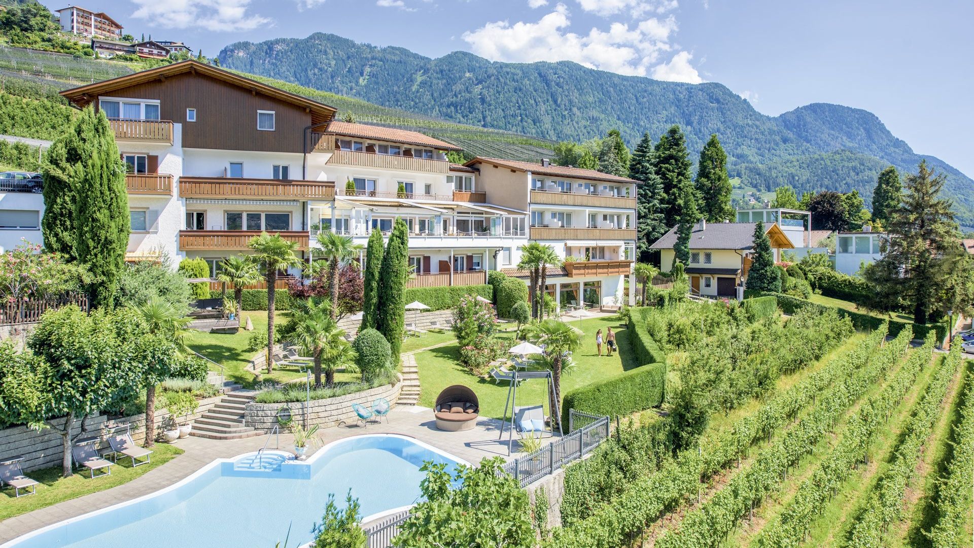 Aussen- Panorama des 3 Sterne S Hotel Walter in Schenna oberhalb von Meran